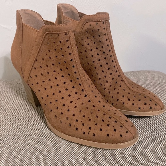 City Classified tan suede ankle boots, size 8 1/2. - Picture 2 of 12